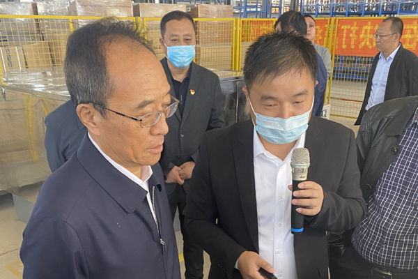 尊龙凯时情形总司理腾胜平为列位向导解说我公司超滤膜产品 尊龙凯时情形总司理腾胜平为列位向导解说我公司超滤膜产品